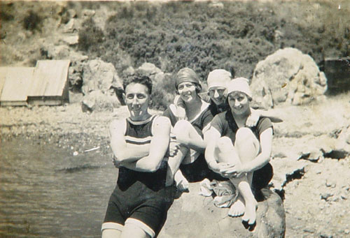 Gladys Giles and friends, Christchurch 1920s